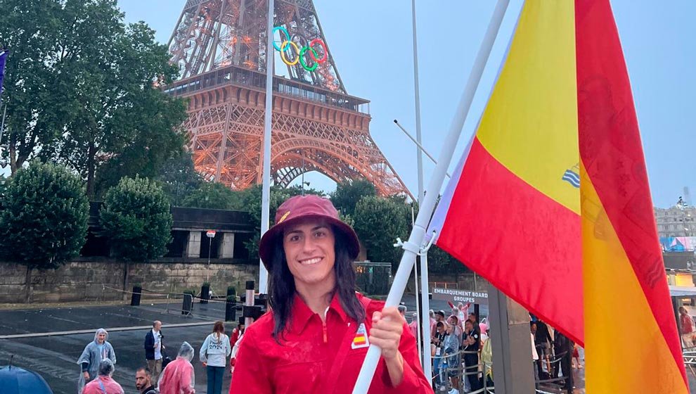 La jugadora cántabra de la Selección Española de Hockey Hierba, Bea Pérez, delante de la Torre Eiffel en París