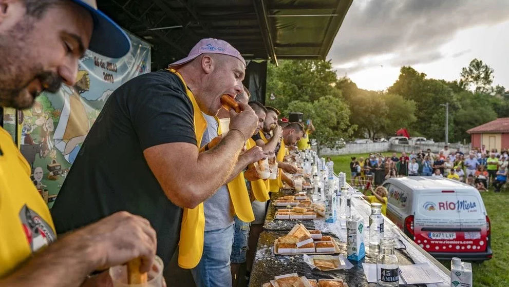 El Campeonato Mundial de Comedores de Sobaos se celebra en Ambrosero | Foto: Escojo Artesanos