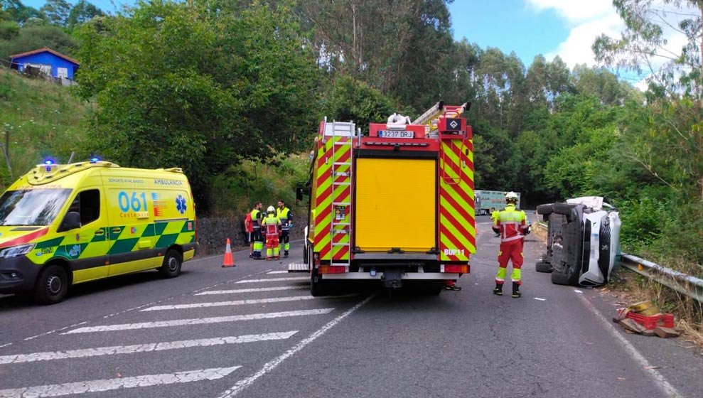 Estado del vehículo tras el accidente en Hazas de Cesto | Foto: 112 Cantabria