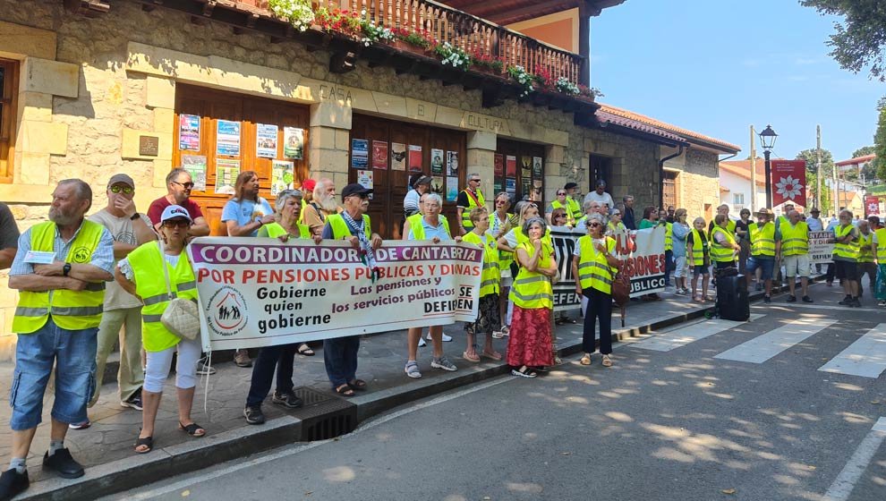 Manifestación de los pensionistas durante el Día de las Instituciones | Foto: edc