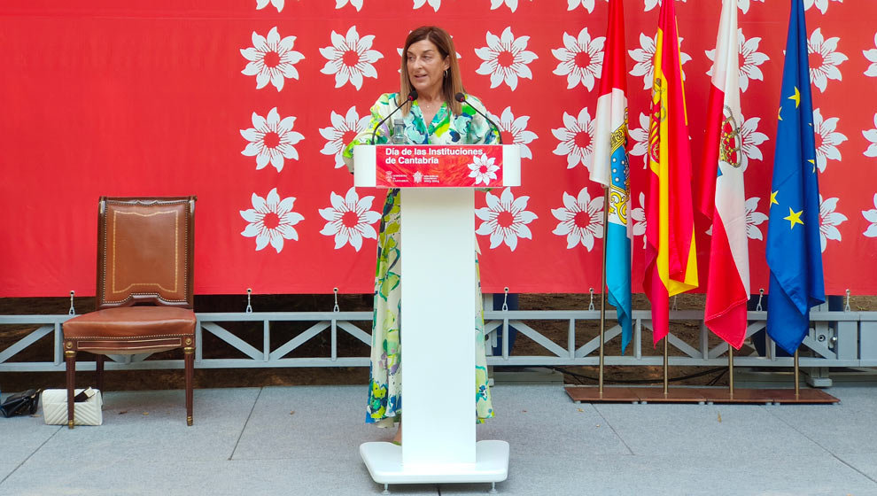 La presidenta de Cantabria, María José Sáenz de Buruaga, durante su discurso en el Día de las Instituciones | Foto: edc