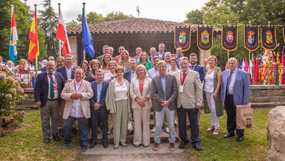 La presidenta del Parlamento, María José González Revuelta, y el alcalde de Reocín, Pablo Diestro, con los representantes de las Casas de Cantabria