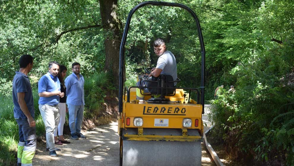 Visita institucional durante las obras de mejora del camino en Barcenilla