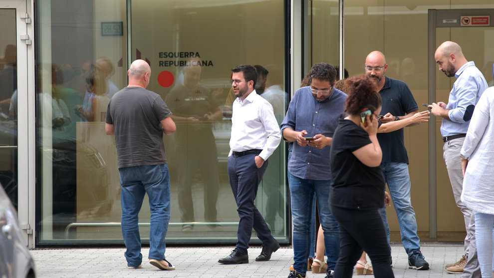 El presidente de la Generalitat, Pere Aragonès (2i), durante un descanso de la reunión, en la sede de ERC,