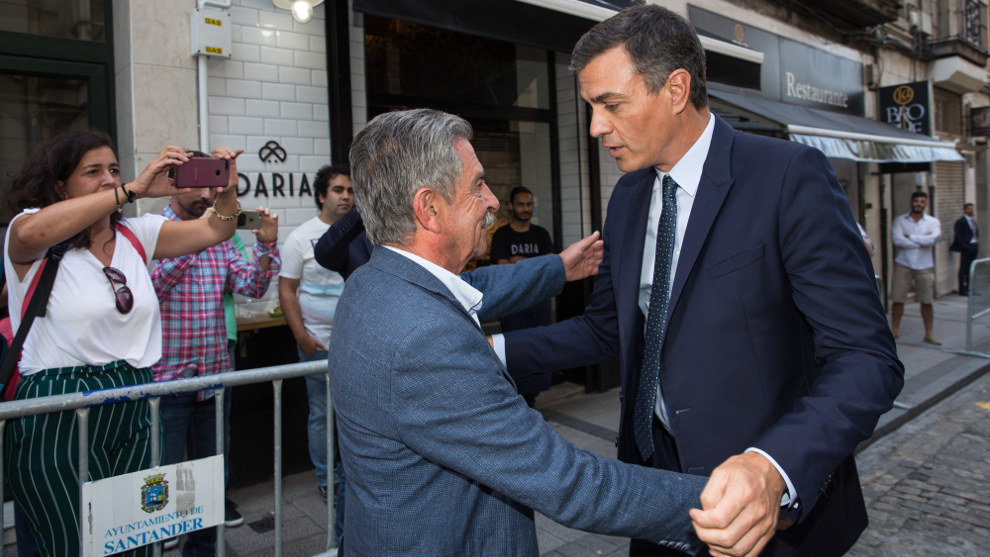 MIguel Ángel Revilla y Pedro Sánchez, momentos antes de acceder al restaurante en el que han comido este miércoles - copia