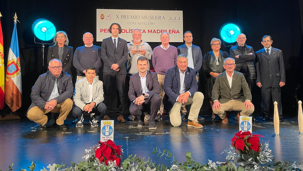 Ganadores de la anterior edición del premio Muslera de bolos con el alcalde de Astillero, Javier Fernández Soberón