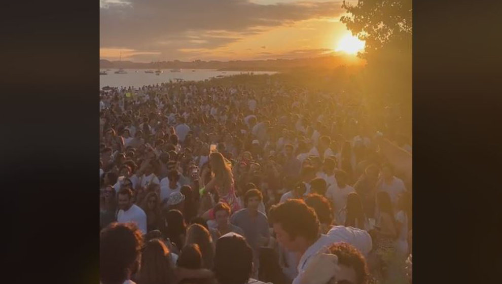 Imagen de uno de los macrobotellones en El Puntal de Somo | Foto: TikTok