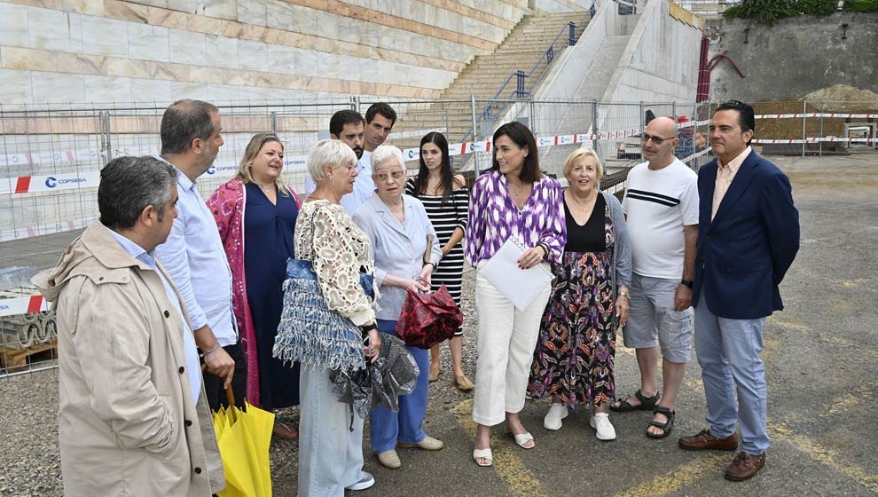 La alcaldesa de Santander, Gema Igual, visitan con los vecinos las obras de las escaleras mecánicas que conectarán Gamazo con Reina Victoria