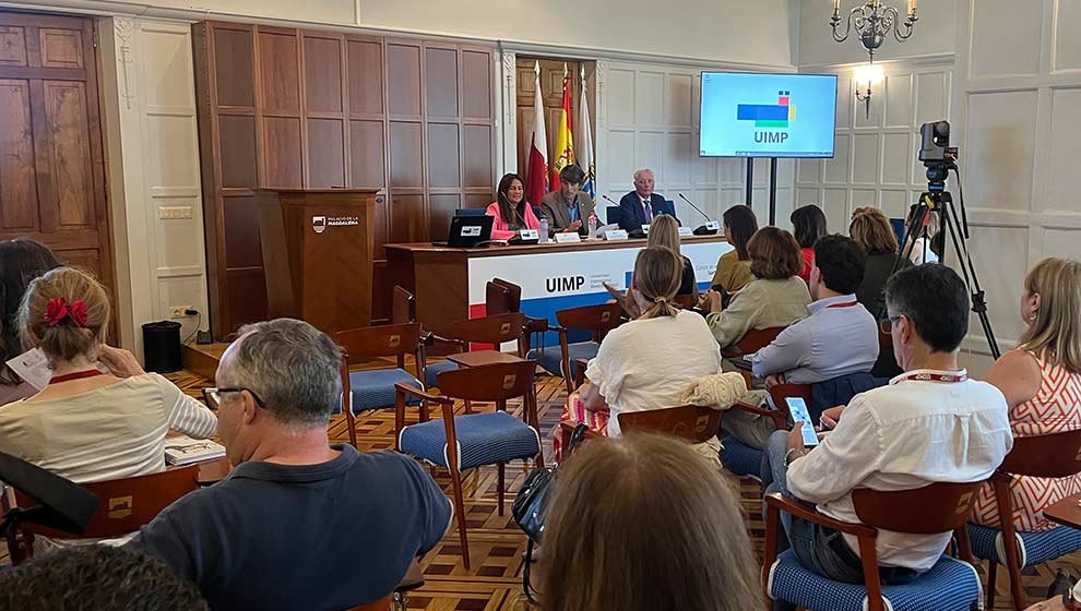 La consejera Gómez del Río en la UIMP. GOBIERNO DE CANTABRIA