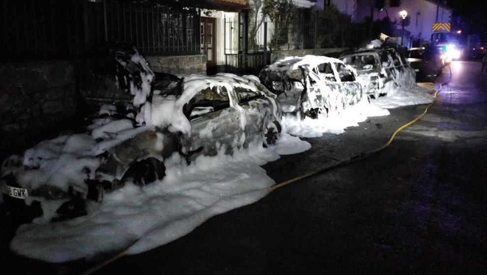 Bomberos del 112 extinguen un incendio que afecta a tres vehículos