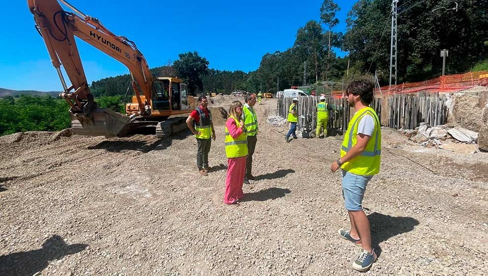 La delegada del Gobierno en Cantabria, Eugenia Gómez de Diego, visita en Parbayón las obras en el tramo Renedo-Guarnizo. FOTO: Delegación de Gobierno