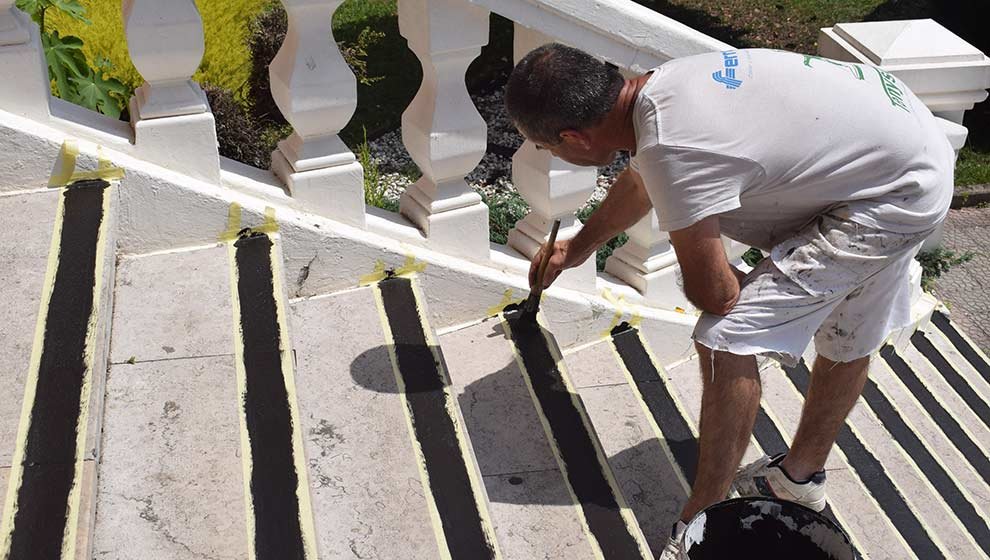 Las escaleras exteriores e interiores del Ayuntamiento han sido señaladas. FOTO: Ayuntamiento de Piélagos