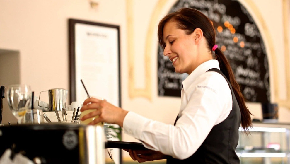 Camarera en una cafetería