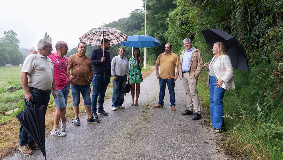 El consejero de Economía, Hacienda y Fondos Europeos, Luis Ángel Agüeros, inaugura el nuevo alumbrado de Villafufre financiado con fondos europeos. FOTO: Gobierno de Cantabria