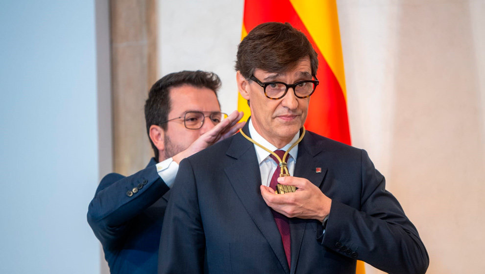 Pere Aragonès pone la medalla de la presidencia de la Generalitat a Salvador Illa