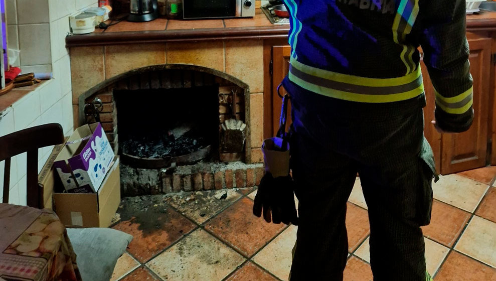 Bomberos extinguen el incendio en el tiro de una chimenea en una vivienda en Camaleño