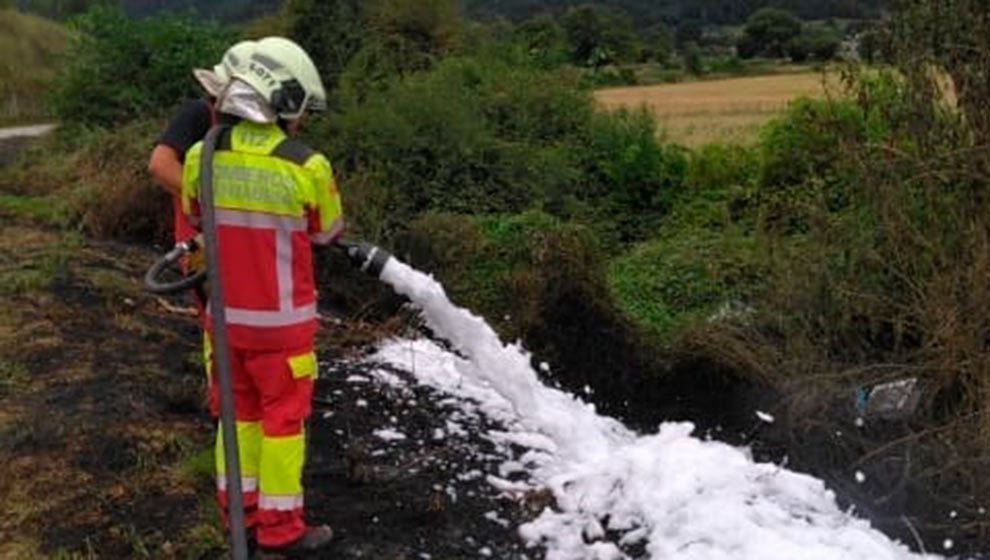 Bomberos del Gobierno sofocan un incendio de vegetación junto a una carretera. FOTO: 112 Cantabria