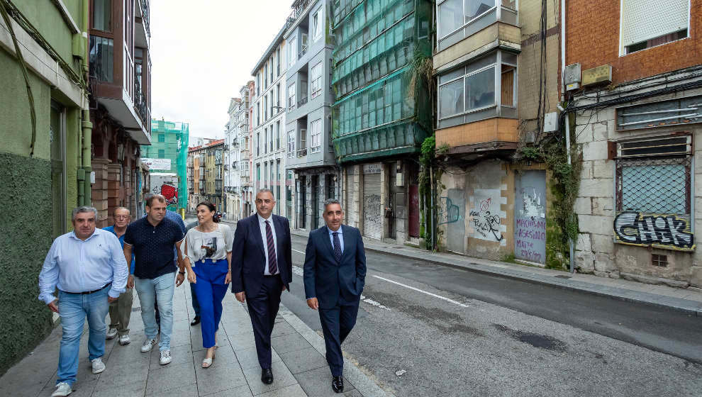 El consejero de Fomento, Ordenación del Territorio y Medio Ambiente, Roberto Media, visita, junto a la alcaldesa de Santander, Gema Igual, el Cabildo de Arriba