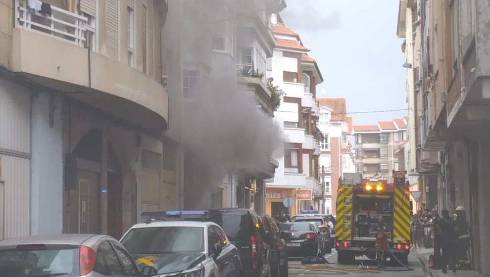 Incendio en garaje de bloque de pisos en Santoña