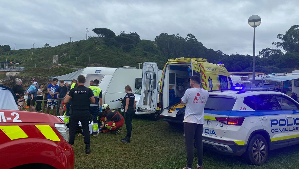 Bomberos atienden a una turista que se rompió la rodilla de camino al camping de Comillas