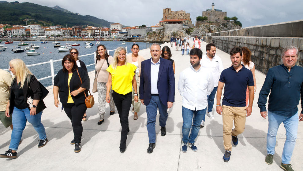 El consejero de Fomento, Roberto Media, inaugura la segunda fase del proyecto de acondicionamiento del dique norte del puerto de Castro Urdiales