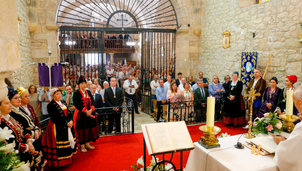 La presidenta de Cantabria, María José Sáenz de Buruaga, asiste en Selaya a la festividad de la Virgen de Valvanuz  