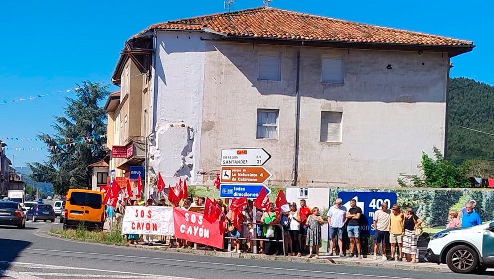 Concentración de la plantilla del Ayuntamiento de Cayón en el mercado semanal de Sarón. Firma: CCOO