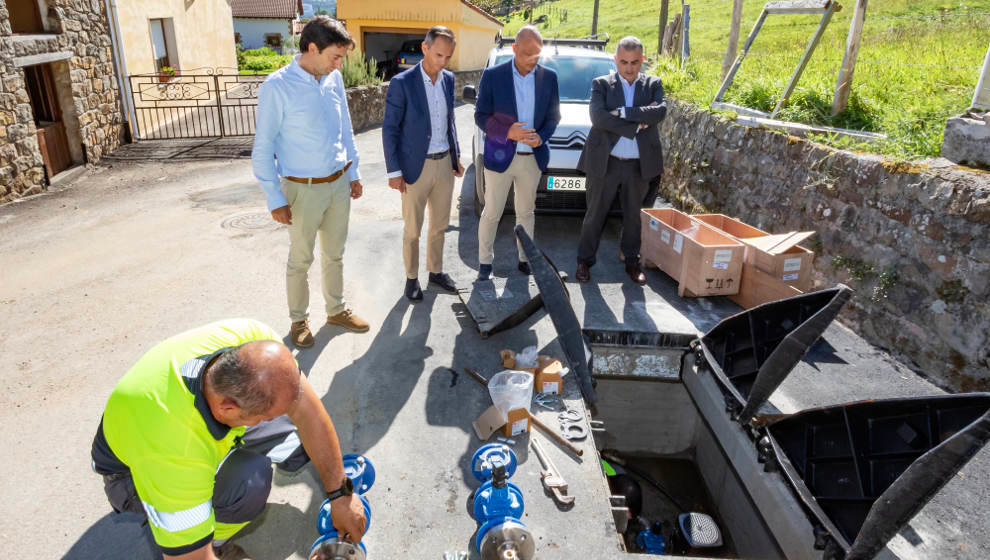 El consejero inspecciona una de las obras realizadas por su departamento en Los Corrales de Buelna