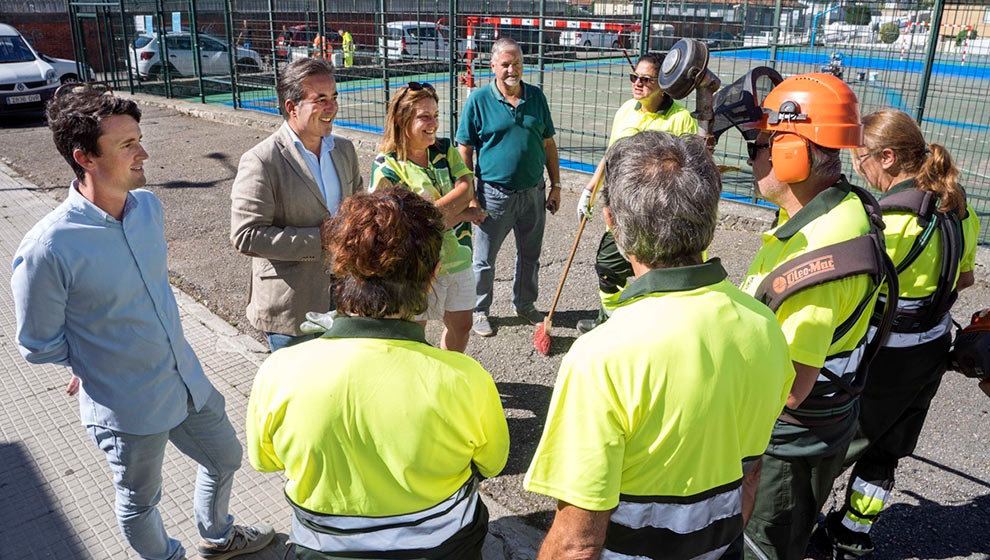 Visita del alcalde a la cuadrilla encargada de la limpieza. FOTO: Ayuntamiento de Camargo