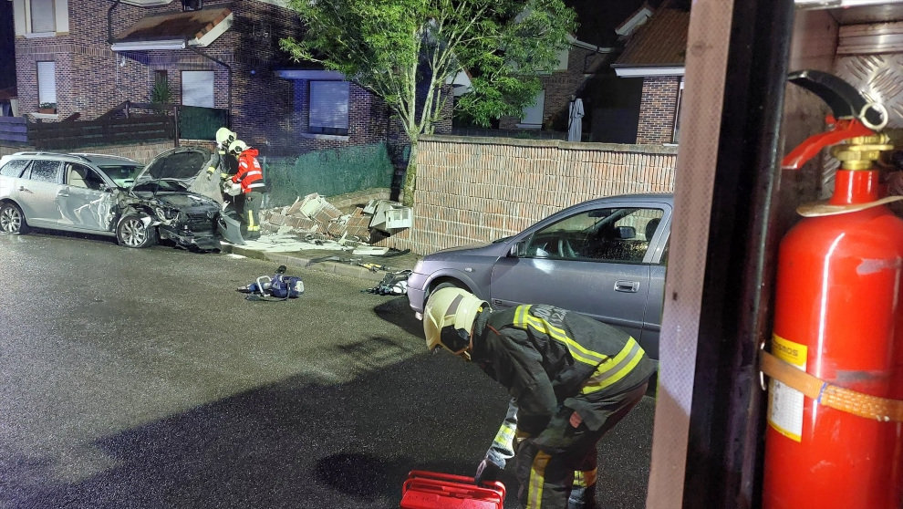 Un coche impacta contra el muro de una vivienda y provoca un escape de gas en Beranga. FOTO: 112 CANTABRIA