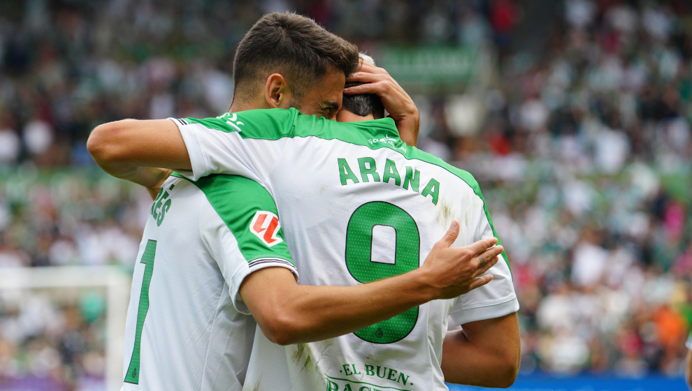 Abrazo tras el gol de Arana. FOTO: Racing de Santander