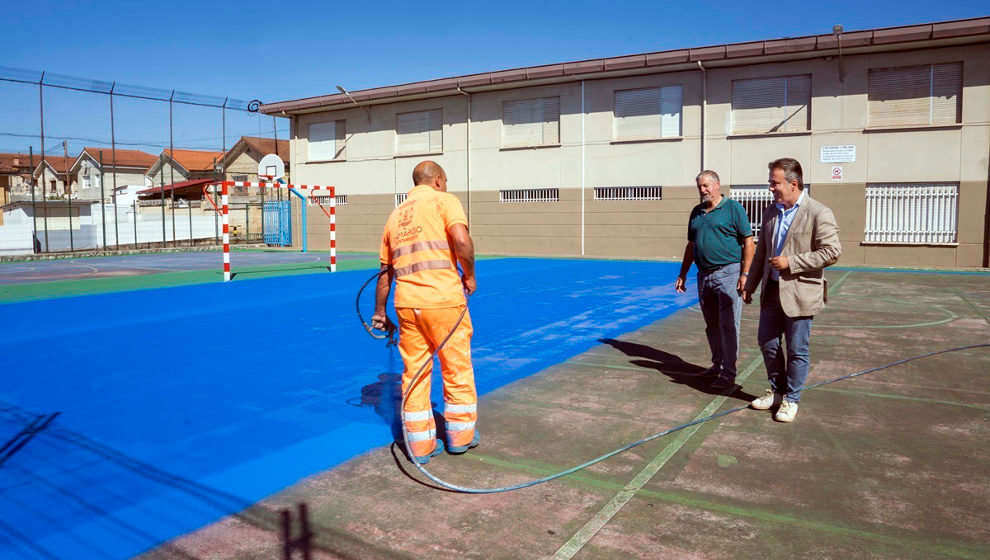 Camargo acondiciona la pista multideportiva del CEIP Pedro Velarde de cara al comienzo del curso escolar