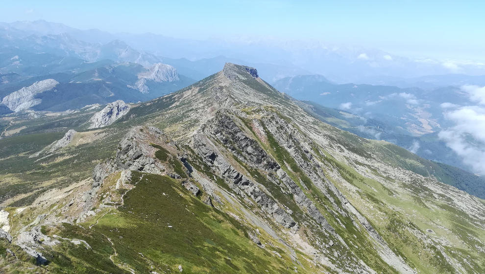 Vista del área que atravesaría la carretera en la falda de Peña Labra