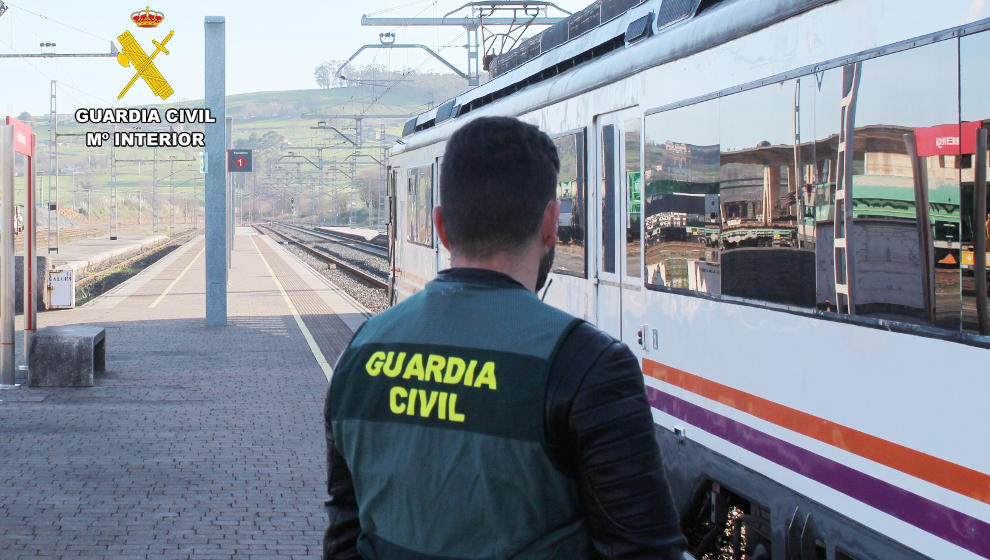  Un agente de la Guardia Civil junto a un tren en una estación de Cantabria 