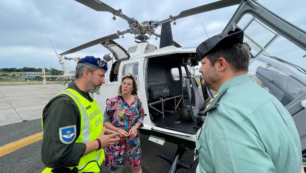 Eugenia Gómez de Diego con efectivos de la Guardia Civil que participan en el Plan Verano Seguro 2024 en la región