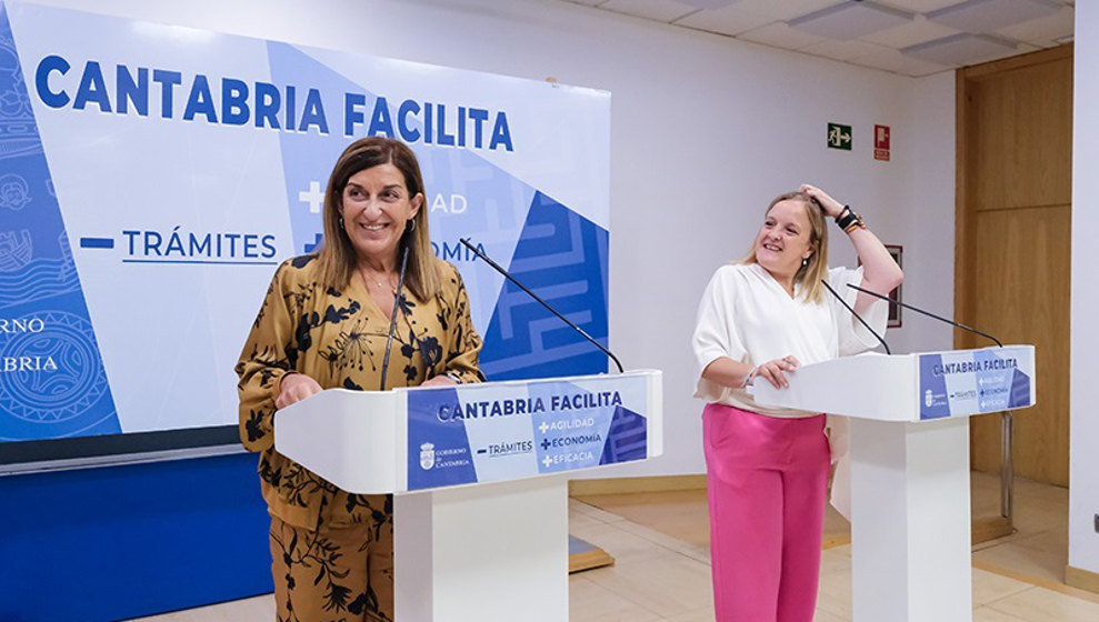 La presidenta de Cantabria, María José Sáenz de Buruaga, y la consejera Isabel Urrutia, en la presentación del anteproyecto de Ley de Simplificación de Administrativa