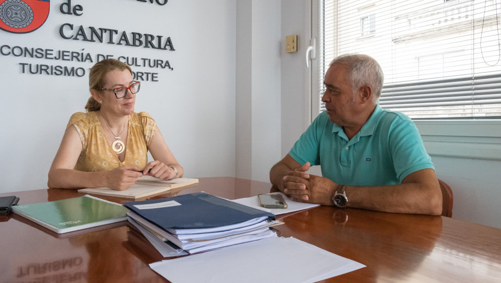 La consejera de Cultura, Turismo y Deporte, Eva Guillermina Fernández, se reúne con el alcalde de Arenas de Iguña, Pablo Gómez