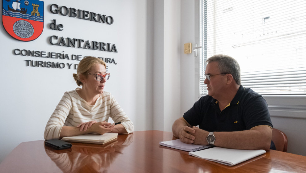 La consejera de Cultura, Turismo y Deporte, Eva Guillermina Fernández, se reúne con el alcalde de Liendo, Juan Alberto Rozas