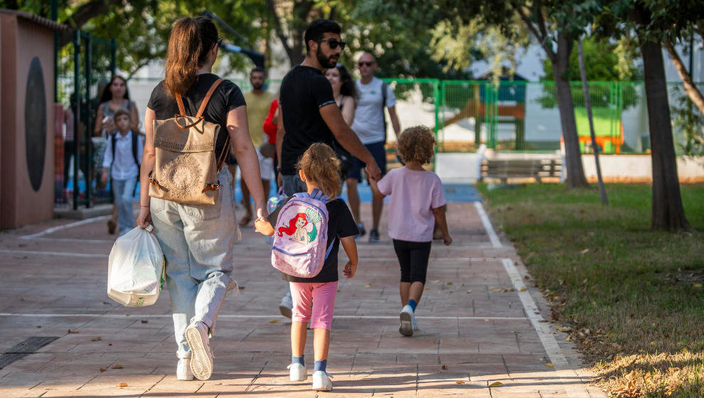 Varios niños en su vuelta al cole