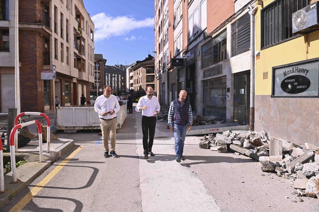 Visita de las obras de semipeatonalización de la calle Pintor Modinos en Torrelavega - AYUNTAMIENTO