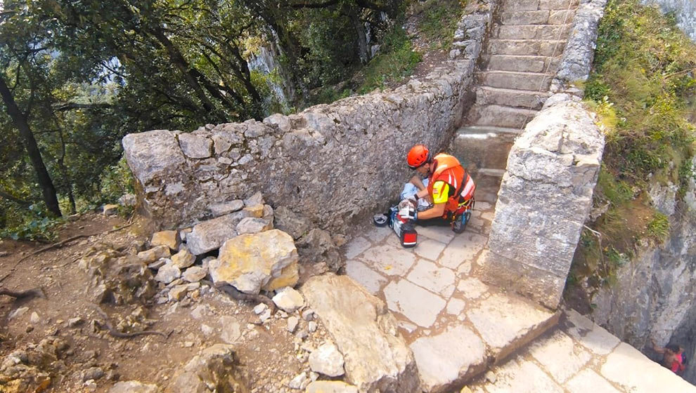 Rescate en las escaleras del Faro del Caballo de Santoña. FOTO: 112