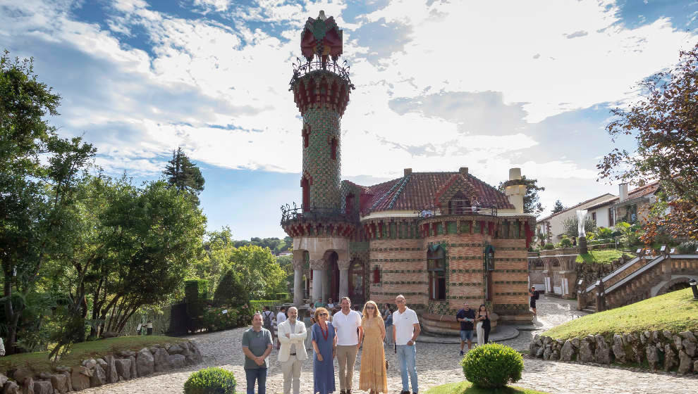 La consejera de Cultura, Eva Guillermina Fernández, y la alcaldesa de Comillas, María Teresa Noceda, con los directores de la Cátedra Gaudí y de El Capricho, Galdric Santana y Carlos Mirapeix