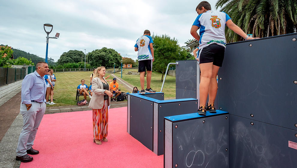 La consejera de Presidencia, Justicia, Seguridad y Simplificación Administrativa, Isabel Urrutia, inaugura la nueva pista de parkour. - GOBIERNO