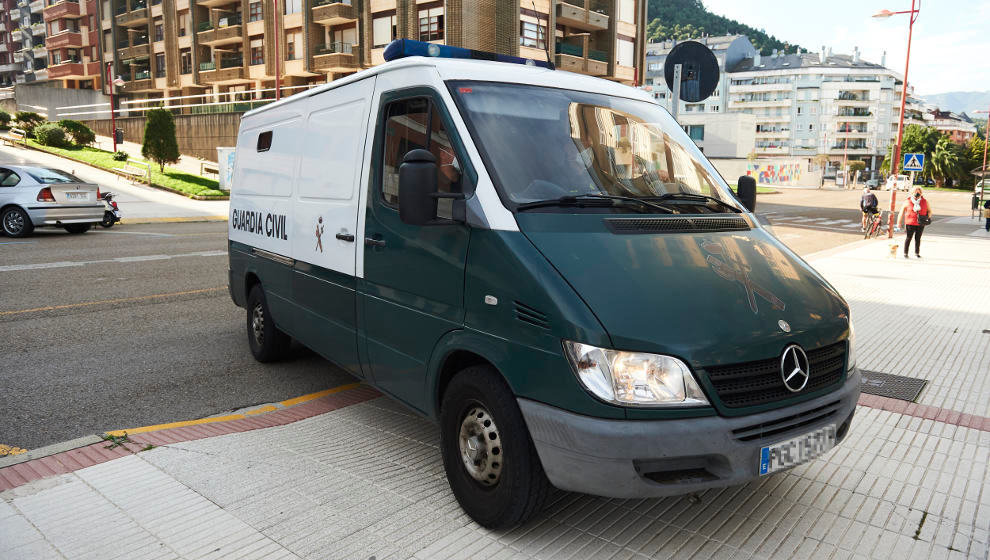 Furgón de la Guardia Civil en Castro Urdiales



FOTO: Juan Manuel Serrano Arce