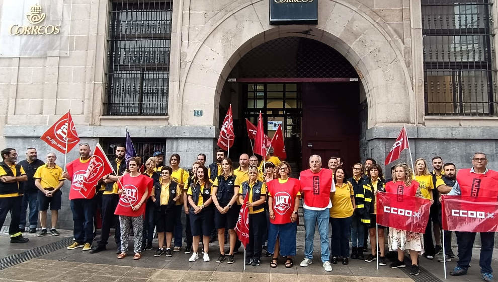 Concentración de trabajadores de Correos en la oficina de Torrelavega convocada por CCOO y UGT por la carencia de contrataciones y la sobrecarga de trabajo que impide prestar el servicio con calidad