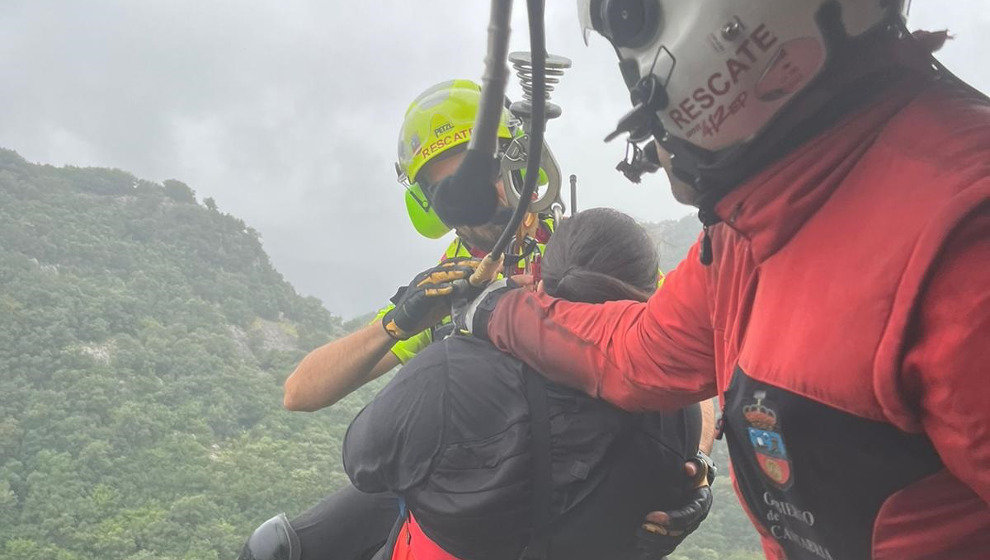 Rescate de la senderista en Los Ojos del Diablo | Foto: 112 Cantabria