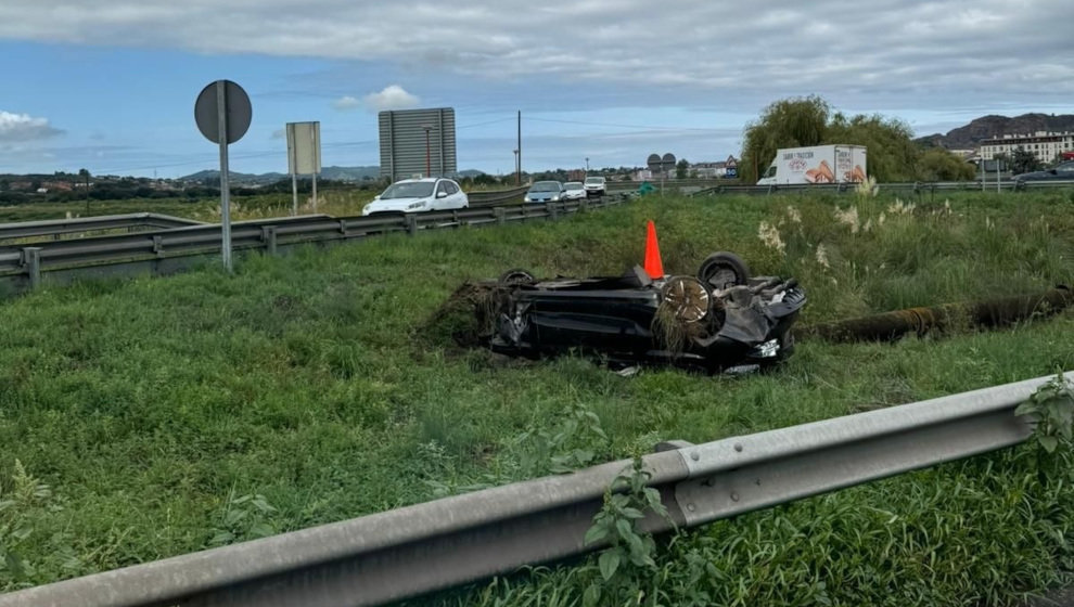 Coche volcado a la espera de ser retirado