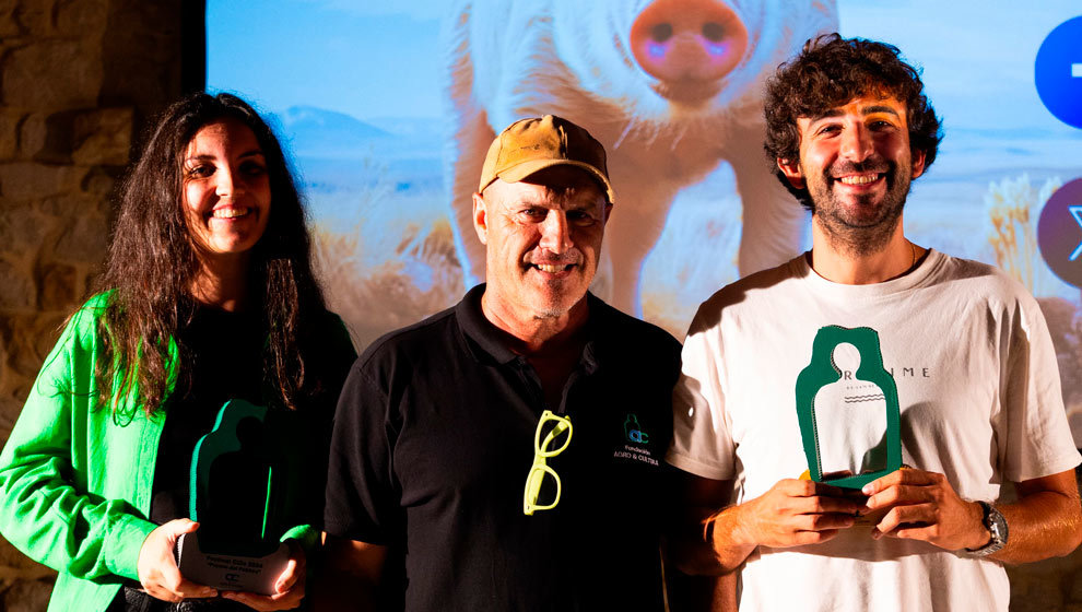 El director del Festival Cine y Zona, Rodolfo Montero (centro), junto a los ganadores de la edición 2024