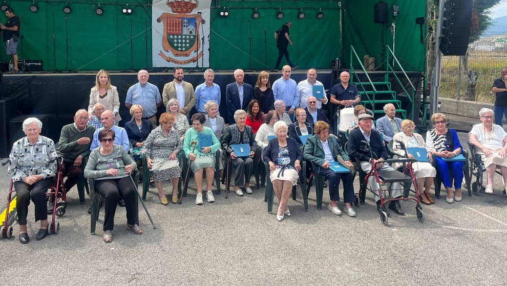 Homenaje a los mayores con motivo del Día de Campoo de Enmedio