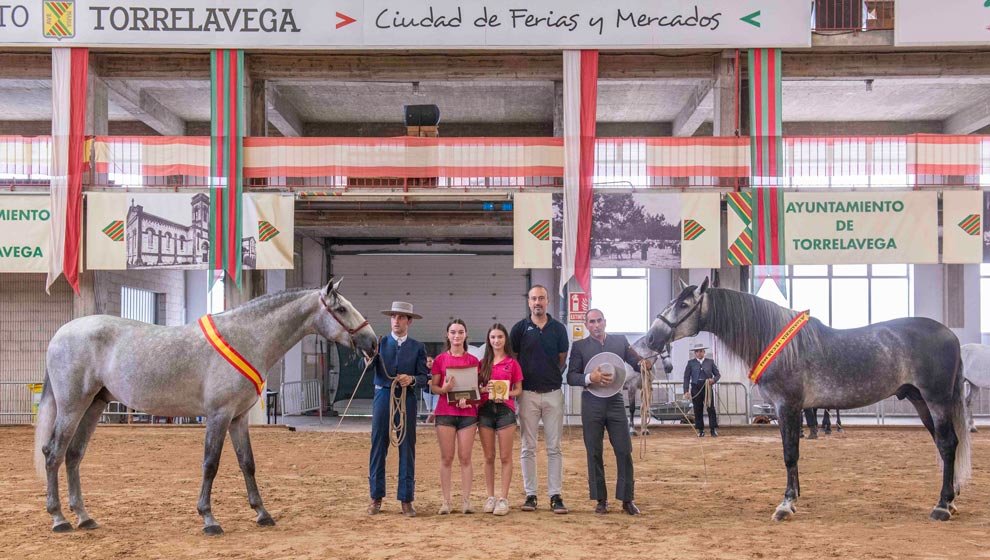 El alcalde entrega el premio a la Mejor Ganadería a Ganadería Gornazo